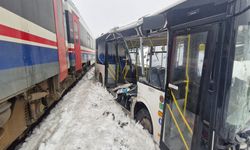 Yolcu Treni Hemzemin Geçitte Belediye Otobüsüne Çarptı; 1 Yaralı