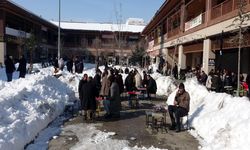 Kar Kütleleri Arasında İlginç Manzara; Masa Kurup Çay İçtiler