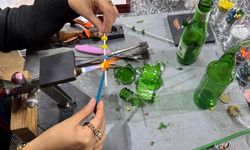 Çevre Bilinci İçin Cam Atıklardan Süs Eşyası Üretiyorlar