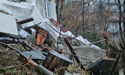 Heyelan Bölgesinde 3 Gün Önce Boşaltılan Evin Duvarı Çöktü