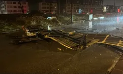 Kütahya’da Kuvvetli Rüzgar Çatı Uçurdu, Ağaçlar Devrildi