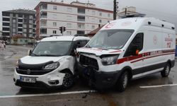 Ambulans İle Hafif Ticari Araç Çarpıştı, Kazada 8 Yaralı