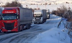 Ardahan’da Meydana Gelen TIR Kayması Yolu Trafiğe Kapattı