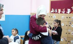 Bakan Göktaş, Pençe-Kilit Şehidinin Oğluna Karne Verdi