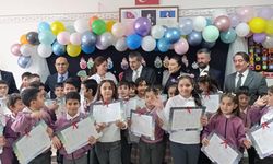 Bakan Tekin Karne Dağıttı: Yarıyıl Tatilinde Dinlenip Kitap Okuyun