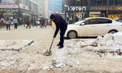 Bebek ve Engelli Arabaları İçin Refüjdeki Buzlar Kürekle Temizlendi