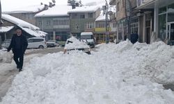 Çatıdan Düşen Kar Kütlesi Park Halindeki Otomobile Zarar Verdi
