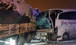 Bingöl’de Yolcu Otobüsü TIR’a Çarptı: 3 Yaralı