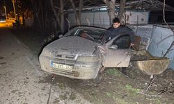 Bursa’da kontrolden çıkan otomobil ağaca çarptı; 4 kişi yaralandı