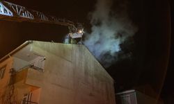 Üç katlı binanın çatısında başlayan yangın Bursa’da kısa sürede söndürüldü
