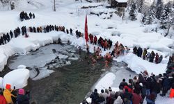 Buz Tutan Göldeki Yüzme Şenliği Düzenlendi