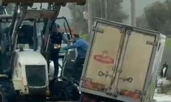 Bodrum’da Yoğun Yağışta Kamyonet Yolda Kaldı, Kepçeyle Kurtarıldı