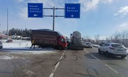 Çekici Kamyona Yandan Çarptı; 2 Kişi Ağır Yaralandı