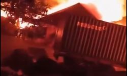 Endonezya'da Fabrika Yangını Kontrol Altına Alındı