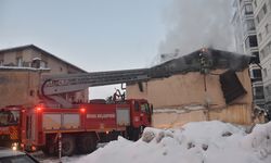 Sivas’ta 2 Katlı Evin Çatısında Yangın Çıktı