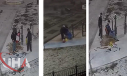 İstanbul - Sultangazi'de Kar Altında Arkadaşını Parkta Tıraş Etti