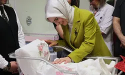 Bakan Göktaş, yeni doğan bebekler ve ailelerini ziyaret etti