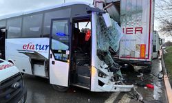 Kurtköy’de Midibüs ile TIR’ın Karıştığı Kazada 13 Yaralı