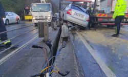 İstanbul Sarıyer'de Otomobil Aydınlatma Direğini Devirdi