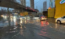 İzmir’de sağanak yağış ulaşımda aksamalara yol açtı