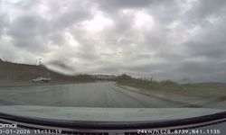 İstanbul Sultangazi’de Hakimiyetini Kaybeden Sürücü Refüje Çıktı