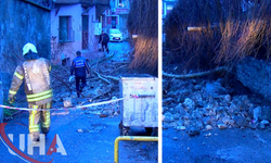 Fatih’te Yağış Sonrası İstinat Duvarı Çöktü, Sokak Kapandı