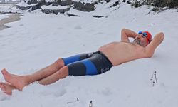 Kar Altında Denize Girip Yüzdü