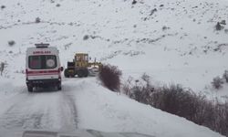Ambulans Kar Altında Kaldı, İş Makinesiyle Kurtarıldı