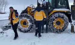 Kapalı Köy Yolunda Hasta, İş Makinesi Desteğiyle Ambulansa Sevk Edildi
