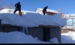 Kar Kalınlığının 2 Metreyi Aştığı Köyde Çatı Temizliği