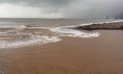 Konyaaltı Sahili’nde Denizin Rengi Kahverengiye Döndü