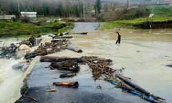 Düzce'de Küçük Melen Çayı Taştı: 2 Köy Yolu Ulaşıma Kapandı