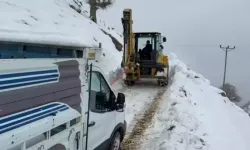 Batman’da Kara Saplanan Kamyonet İş Makinesiyle Kurtarıldı