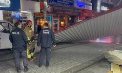 Şiddetli Rüzgâr Manisa’da Bir Binanın Çatısını Yerinden Söktü