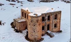 Mardin'de Beyaza Bürünmüş Tarihi Karakol Havadan Görüntülendi