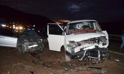 Minibüs ile Otomobil Kafa Kafaya Çarpıştı: 2’i Ağır, 6 Yaralı
