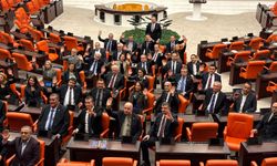 Özgür Özel CHP’nin Emekli Nöbetine TBMM’de Destek Verdi