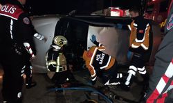 Park Halindeki Otomobile Çarpıp Takla Atan Araçta Mahsur Kaldı