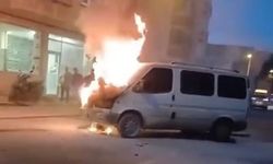Park hâlindeki minibüste motor bölümünde yangın çıktı