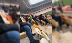 Polis, soğukta kalan çocuğa kendi çorabını vererek destek oldu