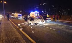 Takla Atan Otomobil Taksiye Çarptı, Üç Kişi Hastaneye Kaldırıldı