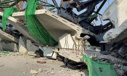 Tayland'da Vinç Faciası; Yola Devrilen Vinç 2 Can Aldı