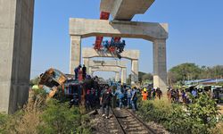 Tayland'da Trenin Üzerine Düşen Vinç Can Aldı: 22 Ölü