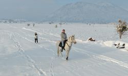 Tuğba Öğretmen Kar Üzerinde Atlı Kayak Yaptı