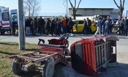 Antalya-Serik’te Taksi İle Üçteker Çarpıştı: 2 Yaralı