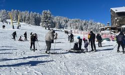 Uludağ’da Kar Neredeyse 1 Metre, Kayakseverler Pistleri Doldurdu