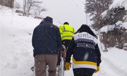 Karla Kapanan Mahalledeki Hastaya Ulaşan Ekipler Vatandaşı Hastaneye Ulaştırdı