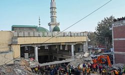 Pakistan’da Camiye Bombalı Saldırı