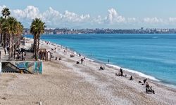 Antalya’da Güneşle Birlikte Sahil Doldu Taştı