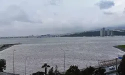 İzmir’de Yoğun Sağanak Sonrası Deniz Rengini Değiştirdi